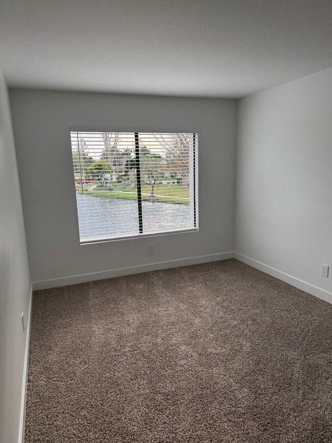 Building Photo - Condo with Amazing Lake View!