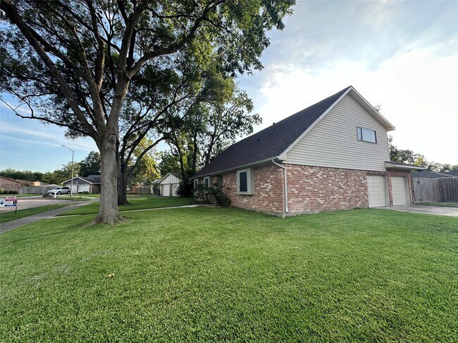 Building Photo - 1937 Arcadia Dr