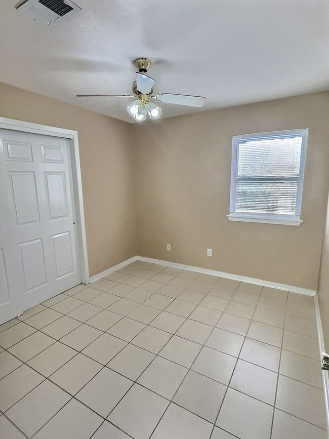 Building Photo - 3 Bedroom 1.5 Bathroom home in Ocean Springs School District