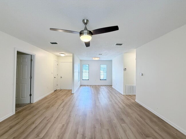 Building Photo - Available Now | Move-In Ready Rental in SE Ocala/Silversprings Shores