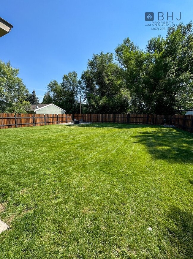 Building Photo - Dog Friendly 2 bed/ 1 bath HOUSE for Rent!