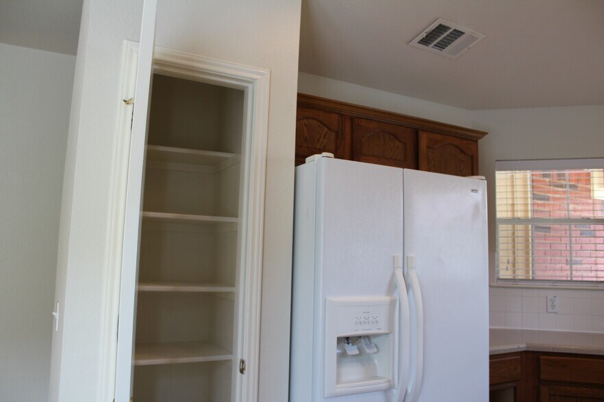 Kitchen - 5605 Bentsen Ln