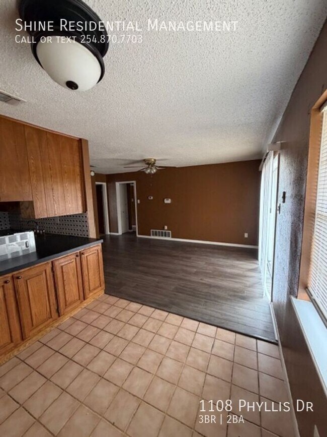 Building Photo - 1108 Phyllis Dr