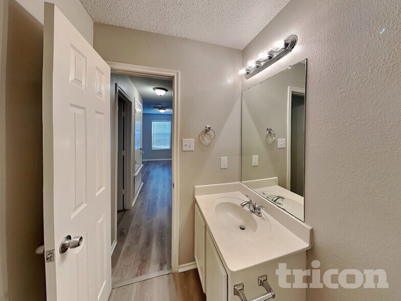 Building Photo - 210 Vivian Dr