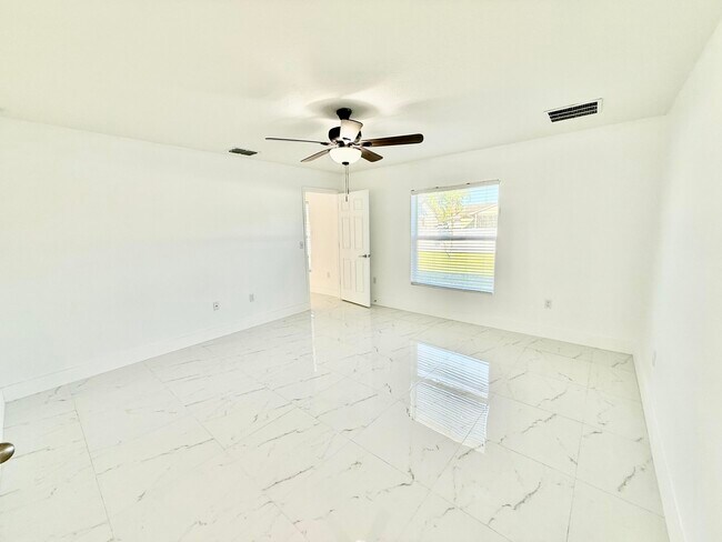 Building Photo - 205 SW Chelsea Terrace