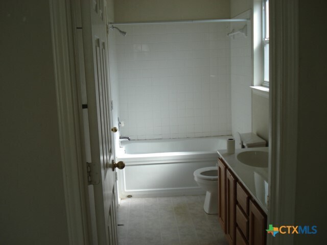 Building Photo - 1205 Saddle Dr