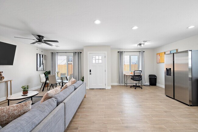 Building Photo - 1732 E Elwood St