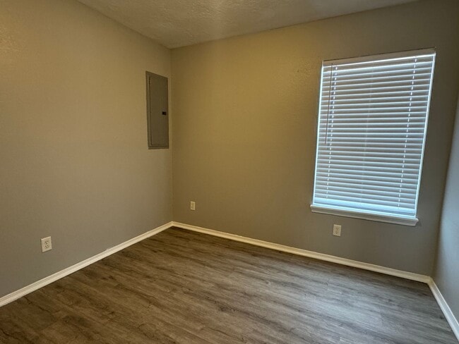 Building Photo - 1817 SW Jefferson- AVAILABLE NOW!