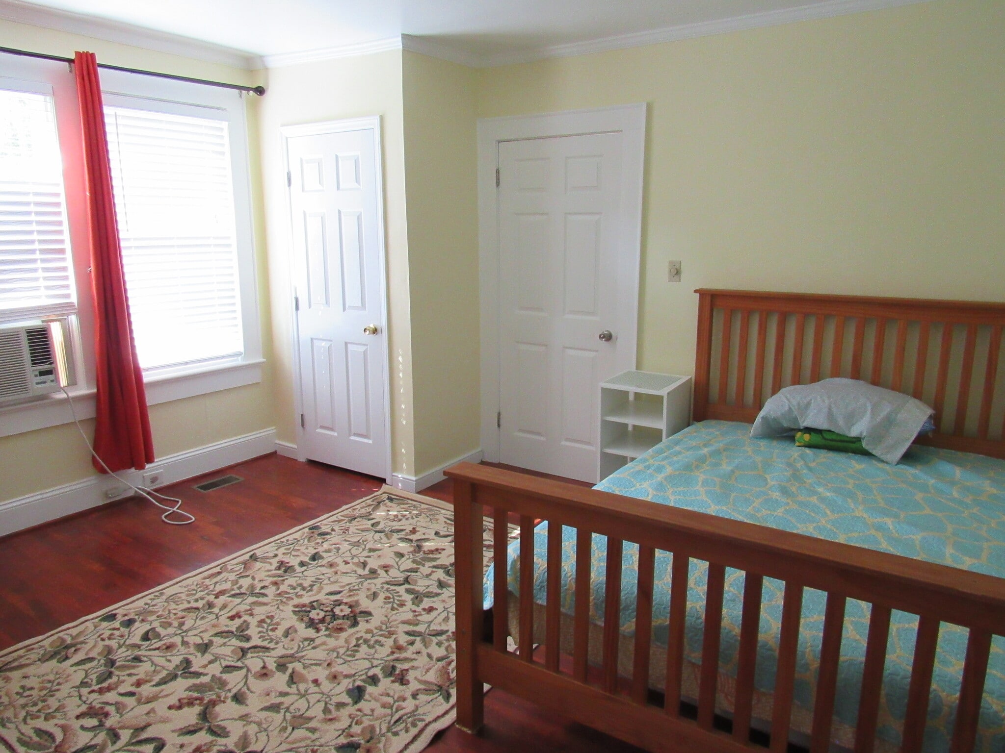 bedroom - 705 W Markham Ave