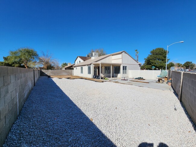 Building Photo - Beautiful  3 bedroom,2 bath,2 car garage h...