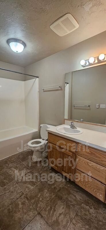 Building Photo - 887 Everett Pl