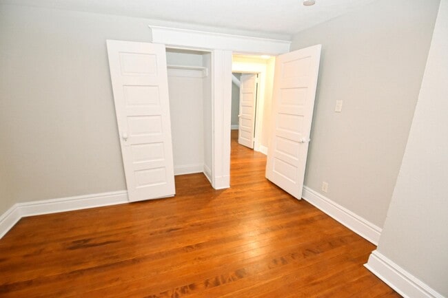 Building Photo - Close to Notre Dame, newly remodeled 3 bed...