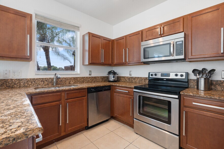 Building Photo - 8618 NW 113th Ct