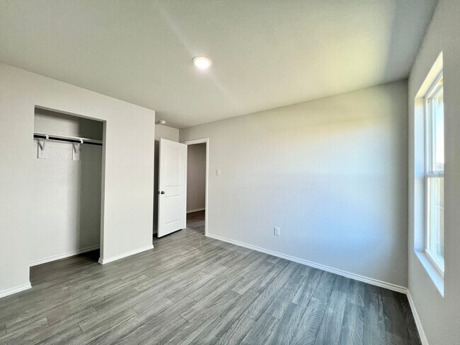 Building Photo - Cozy Home in The Villages of Mayfield