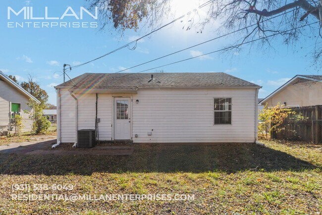 Building Photo - Cozy Home Featuring Spacious Rooms and Large Yard Close to Fort Campbell