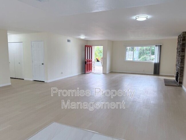 Building Photo - 1320 La Miranda Ave