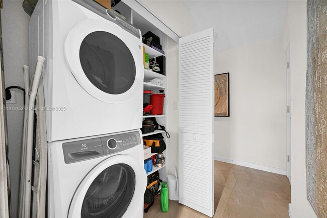 Building Photo - 1900 SE 2nd St