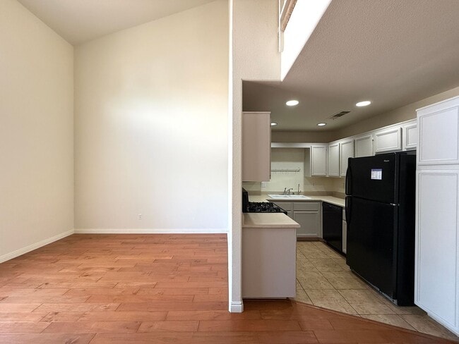 Building Photo - 2 bedroom townhouse with a guest bedroom a...