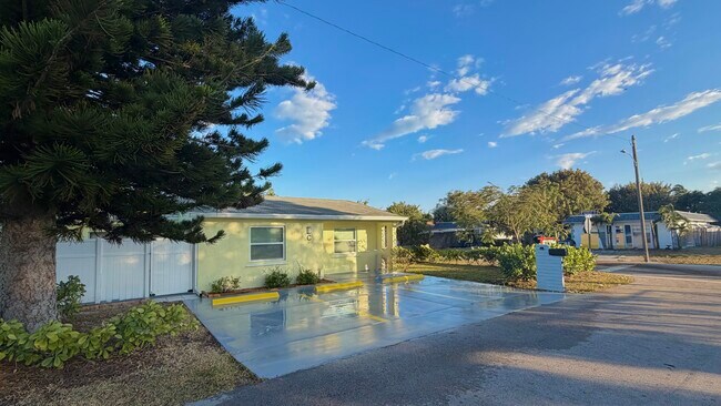 Building Photo - 705 W Mango St