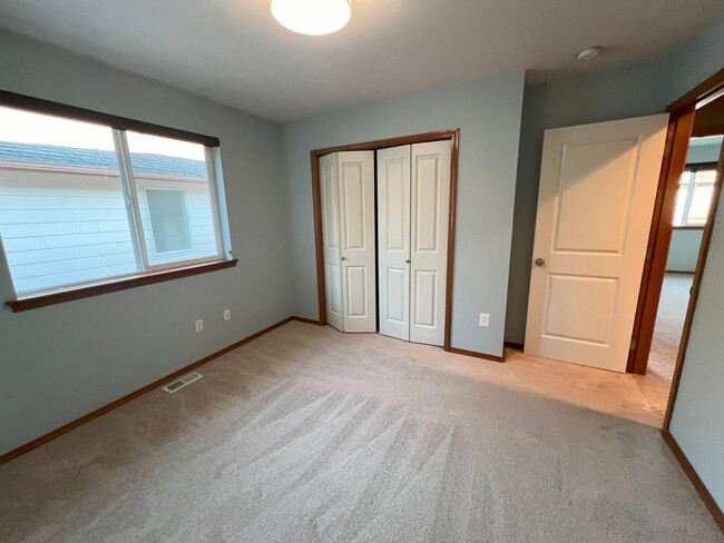 Building Photo - Beautiful 4-bedroom, 2.5-bathroom house lo...