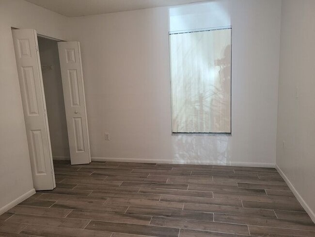 Building Photo - 3 Bedroom Condo, close to airport & shoppi...