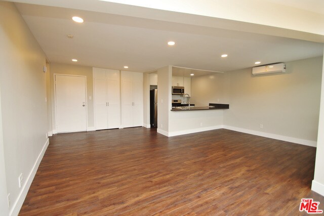 Building Photo - 16550 Vanowen St