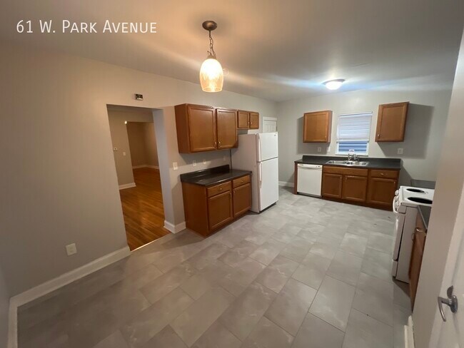 Building Photo - 61 W Park Ave