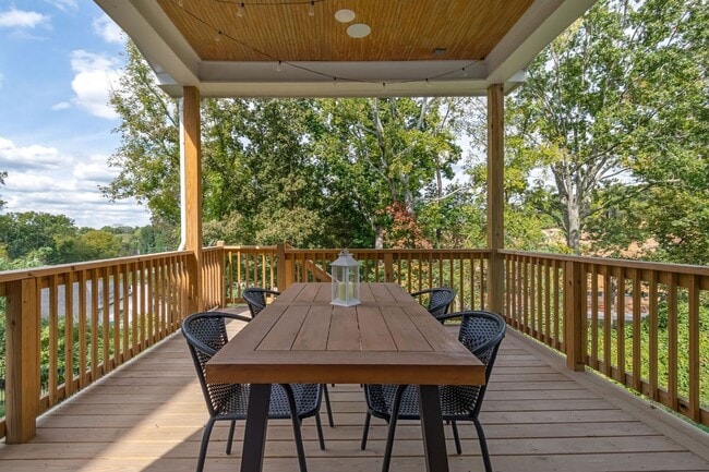 Building Photo - Now available in the highly desirable Lockwood Glen community in Franklin