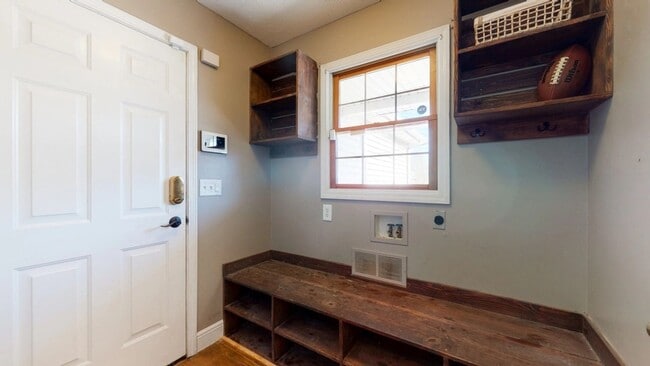 Building Photo - Stunning 4-Bedroom, 3.5-Bath Home with Ove...