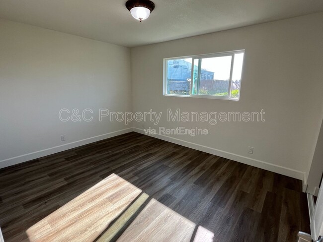 Building Photo - 11464 W Larch Rd