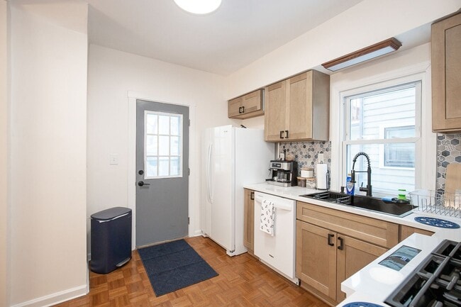 Building Photo - 3 BED 1 BATH SINGLE FAMILY HOME IN BEAUTIFUL LAKEWOOD!