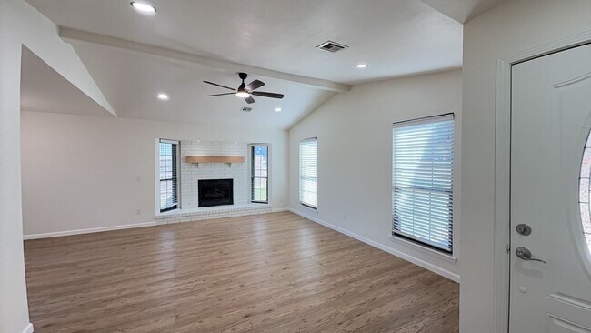 Building Photo - Welcome to your newly remodeled 3bed/2bath...