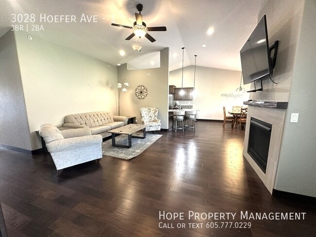 Building Photo - 3028 Hoefer Ave