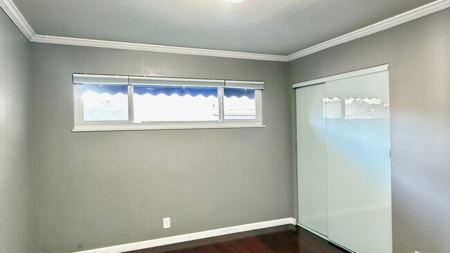 Building Photo - Cabana style condo in Adams Point