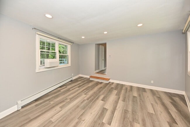 Building Photo - 221 Lakeview Dr