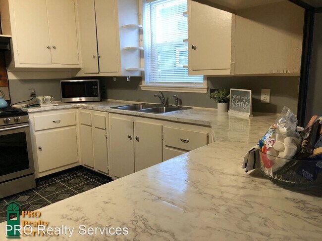 Building Photo - 2 br, 1 bath House - 727 Geranium Ave E