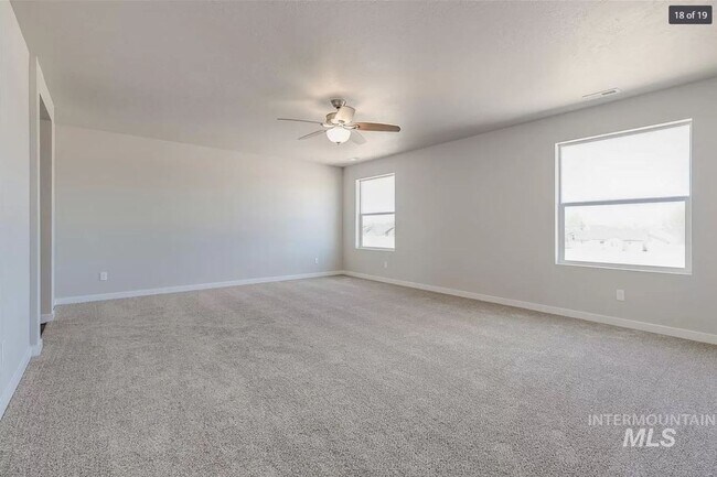 Building Photo - Spacious Home with Den!