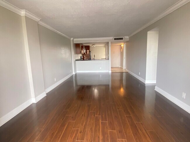 Building Photo - 9 Royal Palm Way