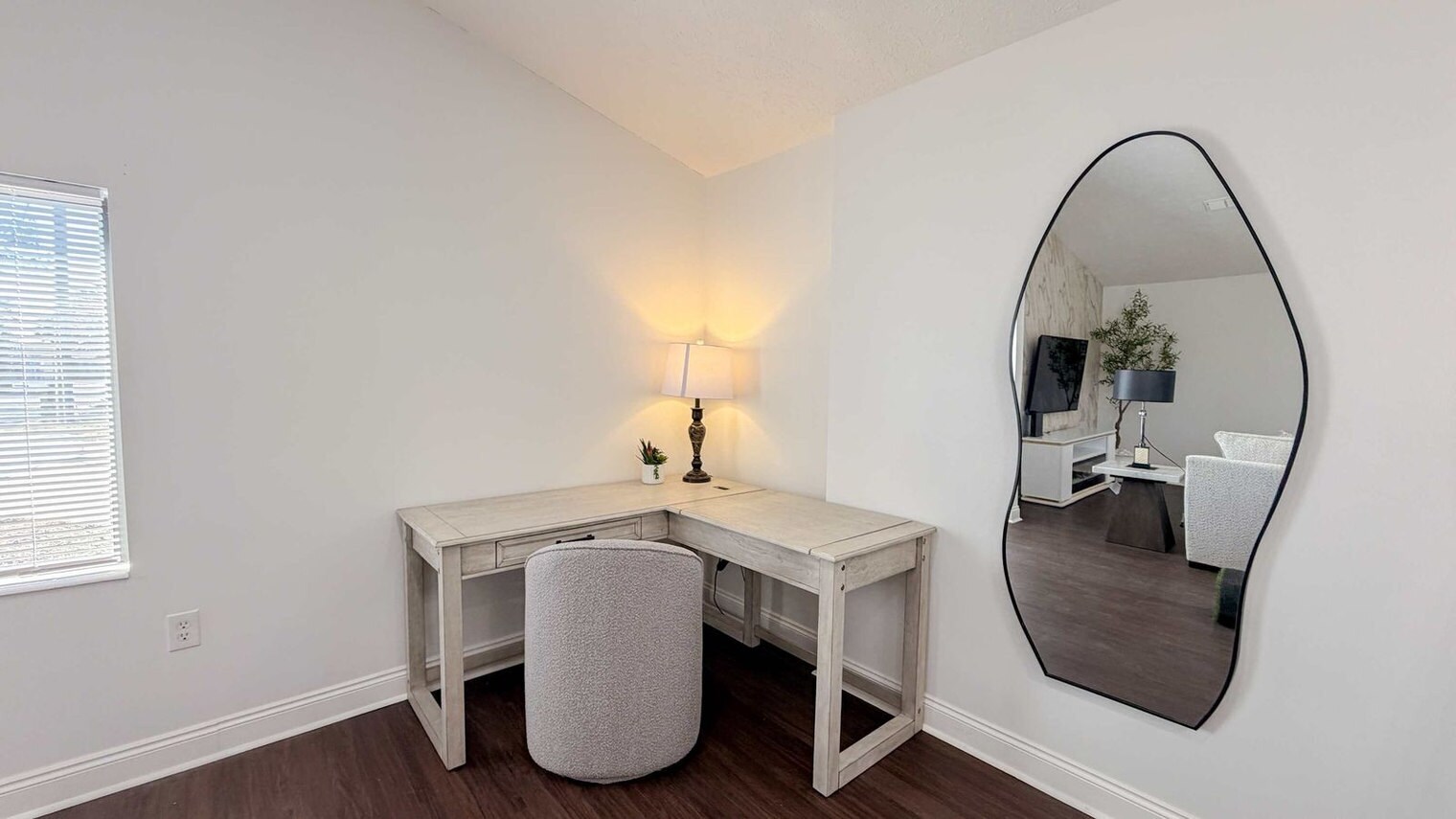 Building Photo - 300 W 23rd Pl