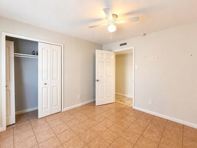 Building Photo - 11067 Wallbrook Dr