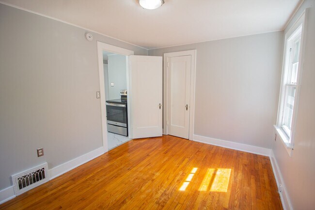 Building Photo - 2 BR 1 BA North Colonie Schools