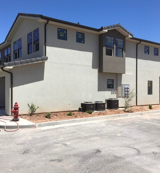 Building Photo - 831 S Black Alder Dr
