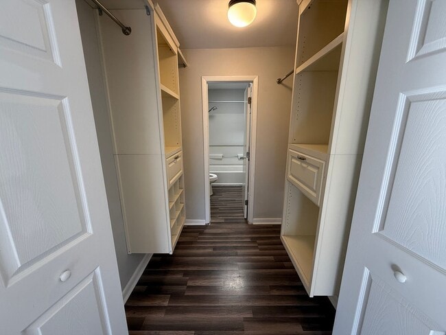 Building Photo - RARE - Finley Forest Gem in Chapel Hill - 2 Bedrooms – Available Aug 10!