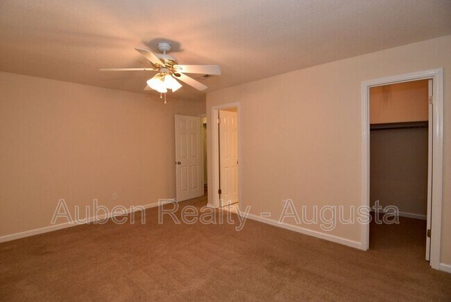 Building Photo - 490 Pheasant Run Dr