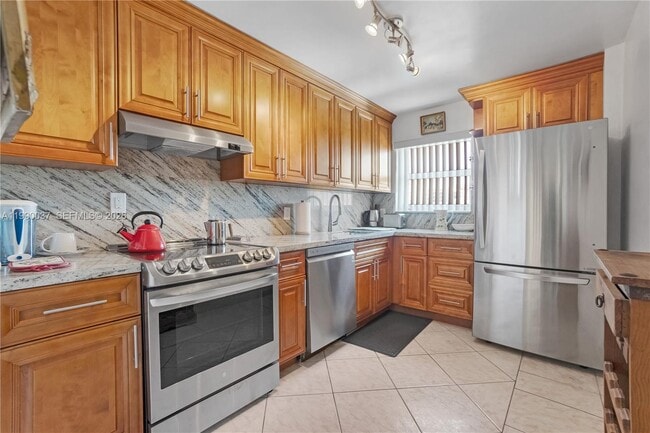 Building Photo - 245 18th St