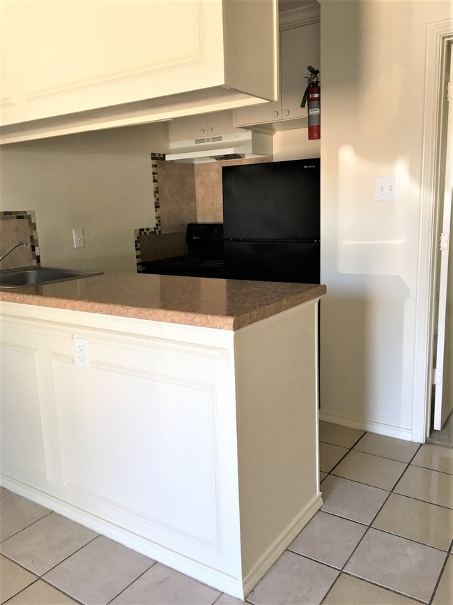 Building Photo - Los Pinos Apartments