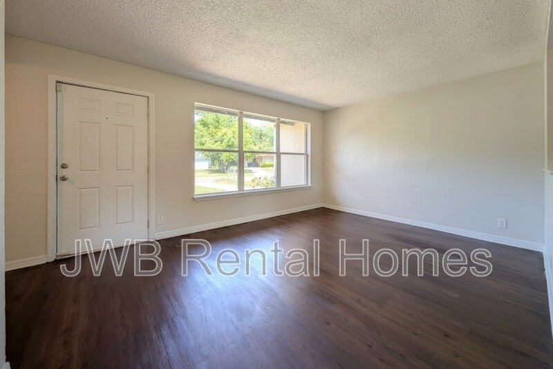 Building Photo - 2223 Eudine Dr W