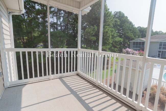Building Photo - Open and Inviting End Unit