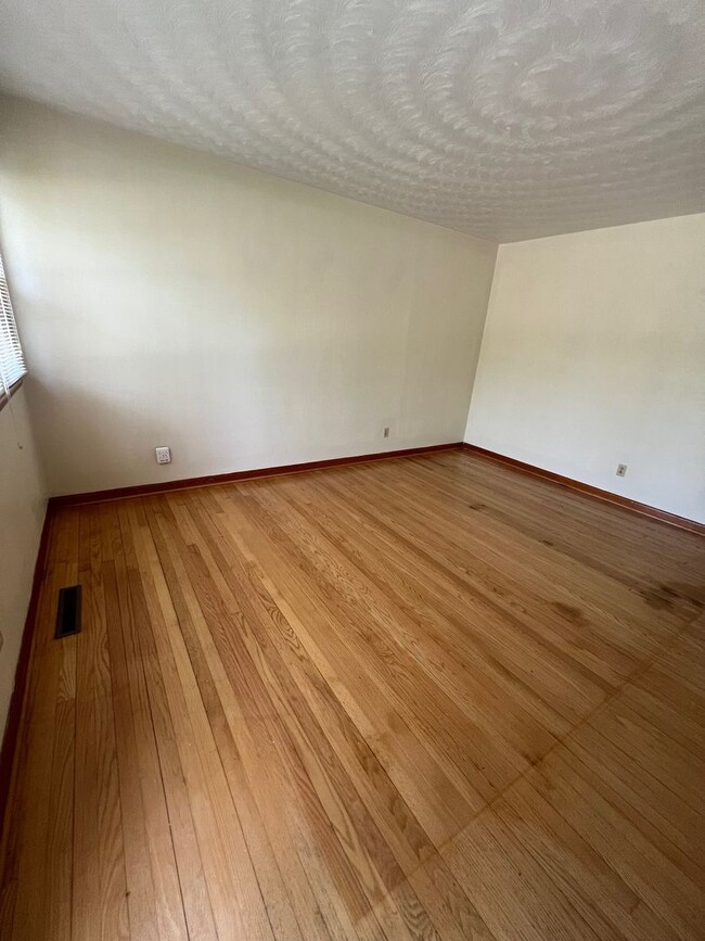 Building Photo - Solid ranch home