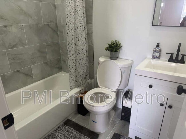 Building Photo - 1756 E North Ave